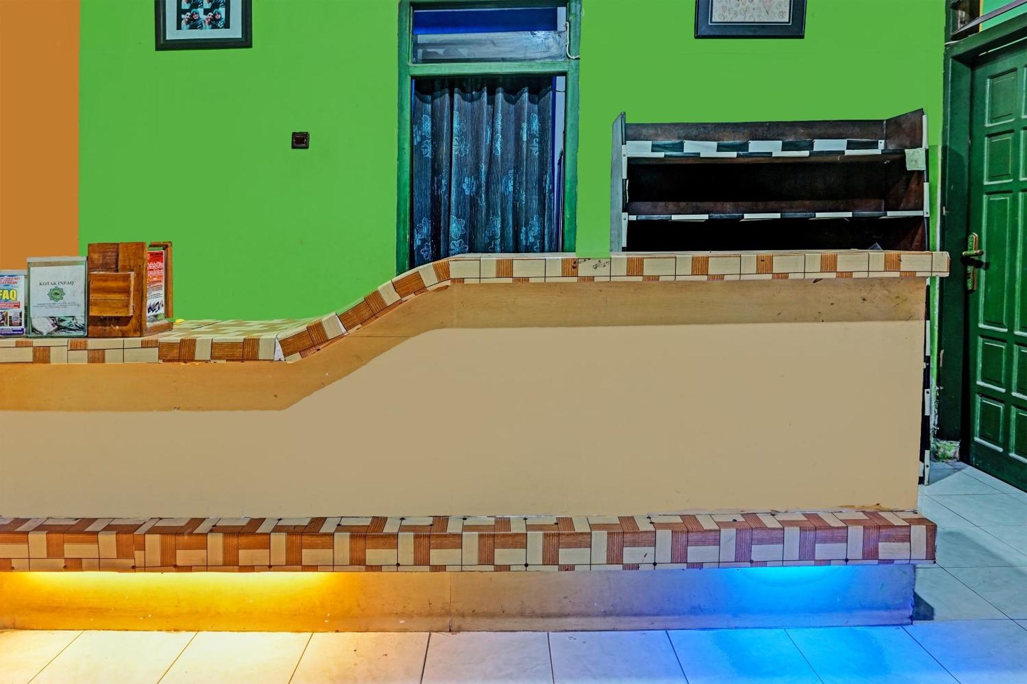 Oyo 91697 Nyaman Homestay Syariah Pare Eksteriør billede