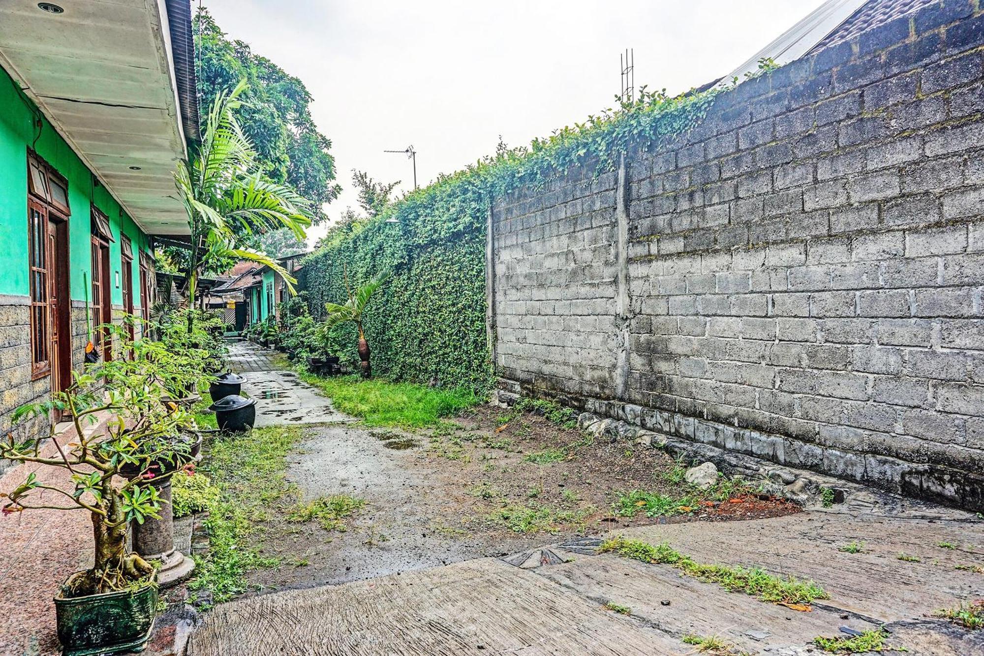 Oyo 91697 Nyaman Homestay Syariah Pare Eksteriør billede