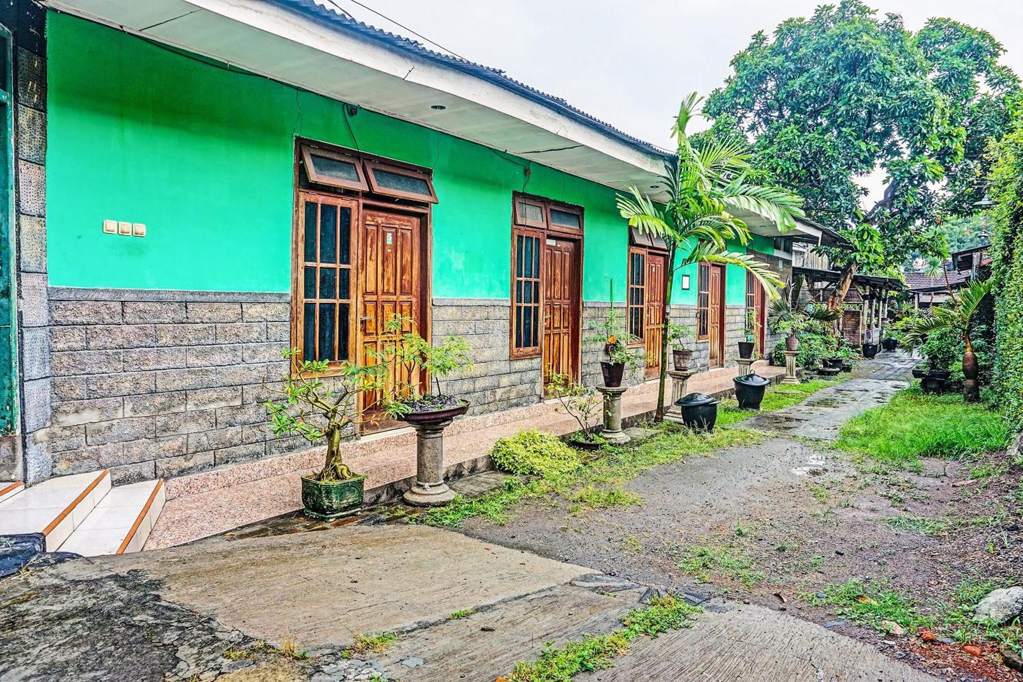 Oyo 91697 Nyaman Homestay Syariah Pare Eksteriør billede