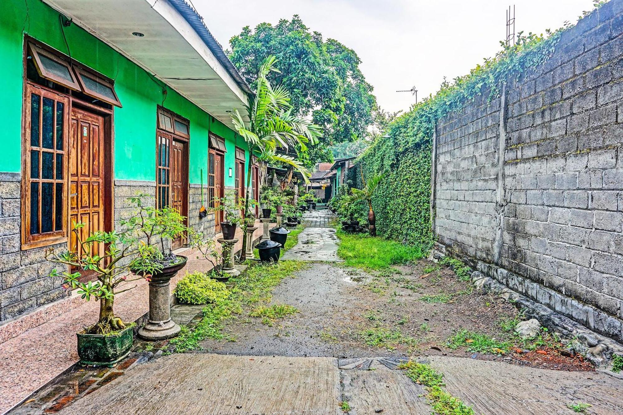 Oyo 91697 Nyaman Homestay Syariah Pare Eksteriør billede